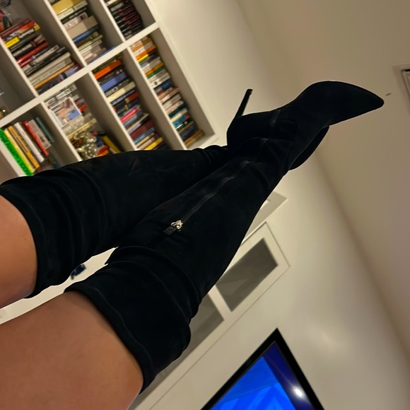 EVERYONE SHOULD OWN A PAIR of over the knee BLACK suede boots! with zipper - Picture 5 of 15